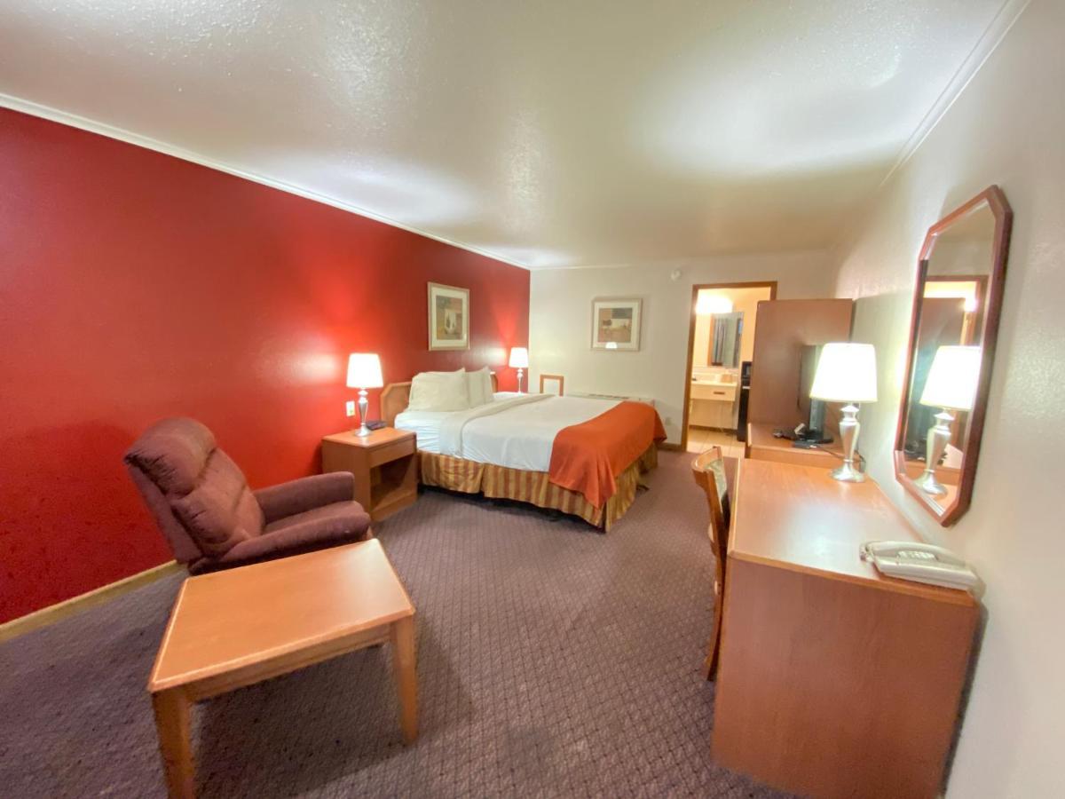 Fort Hays Inn Buitenkant foto