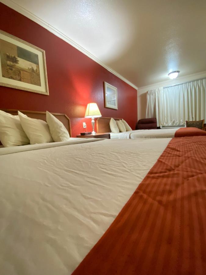 Fort Hays Inn Buitenkant foto