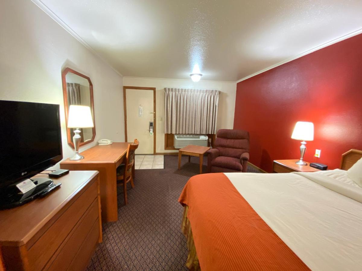 Fort Hays Inn Buitenkant foto